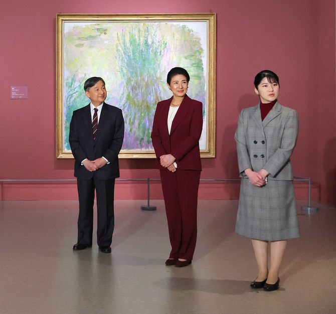 「モネ　睡蓮のとき」展を鑑賞される天皇、皇后両陛下と長女愛子さま＝2025年1月27日、東京・上野の国立西洋美術館［代表撮影］