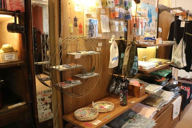 ロビーに並ぶオリジナルグッズの数々