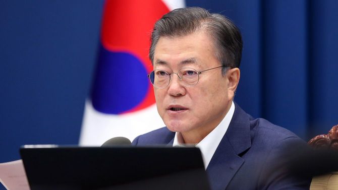 2021年2月16日、ソウル大統領府での閣議で発言する韓国の文在寅(ムン・ジェイン)大統領