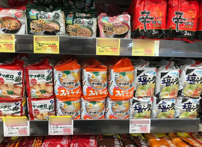 店頭に並ぶサッポロ一番