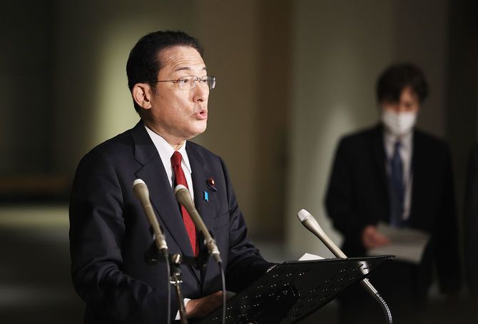 記者団の取材に応じる岸田文雄首相＝2022年1月24日、首相官邸