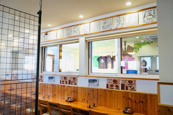 店内には著名人のサインがずらりと並んでいる