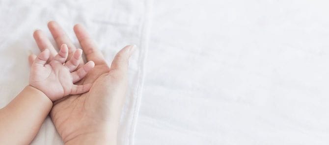 赤ちゃんと母親の手