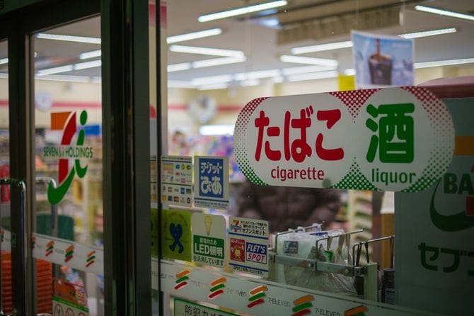 深夜のコンビニエンスストア