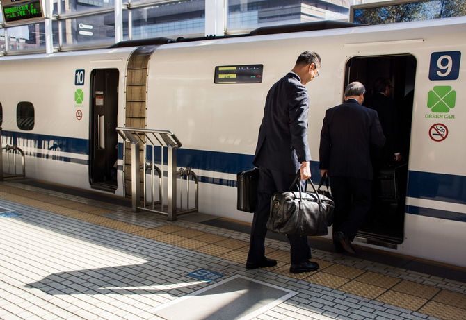 新幹線に乗り込むビジネスマン