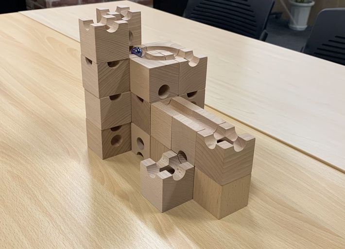 藤井三冠が3歳の時に作ったキュボロの作品。写真を基に藤田さんが再現。最上部からビー玉を落とすと、内側を通って手前の通路を通り、手前右奥に玉が落ちるという作りになっている。（写真提供＝<a href="http://www.quartett.jp/" target="_blank">木のおもちゃカルテット</a>）