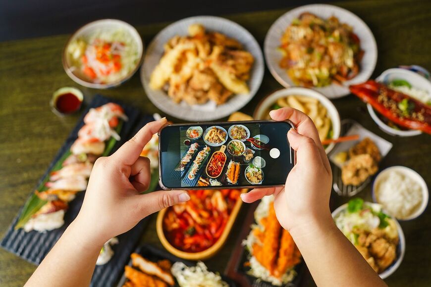 スマートフォンで料理を撮影