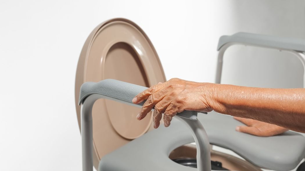 ｢仕事を終えクタクタでも…あまりの臭さに泣きながら糞便処理｣老父母W壮絶介護の50代娘が殺意を抱いた夜 両親だけでなくひとり息子も不登校に…すべてを背負った女性の孤軍奮闘