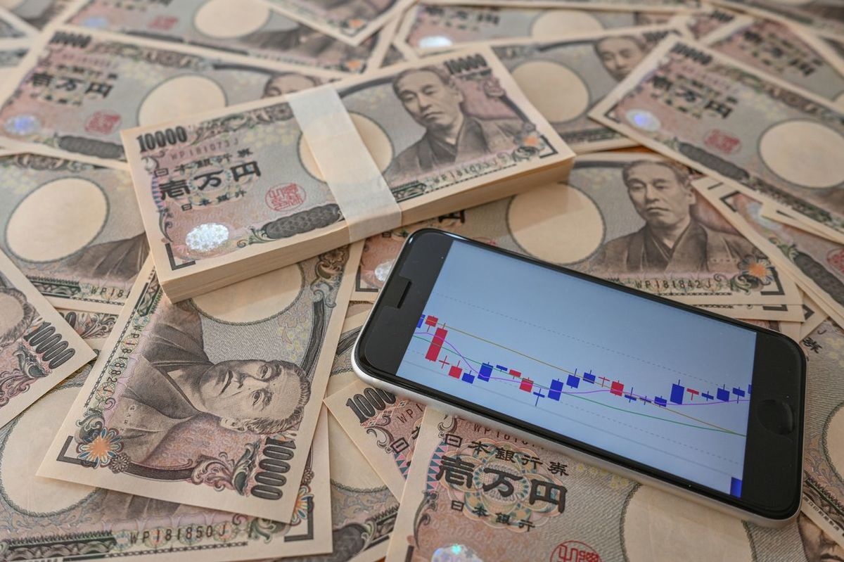 1万円札と為替レート表