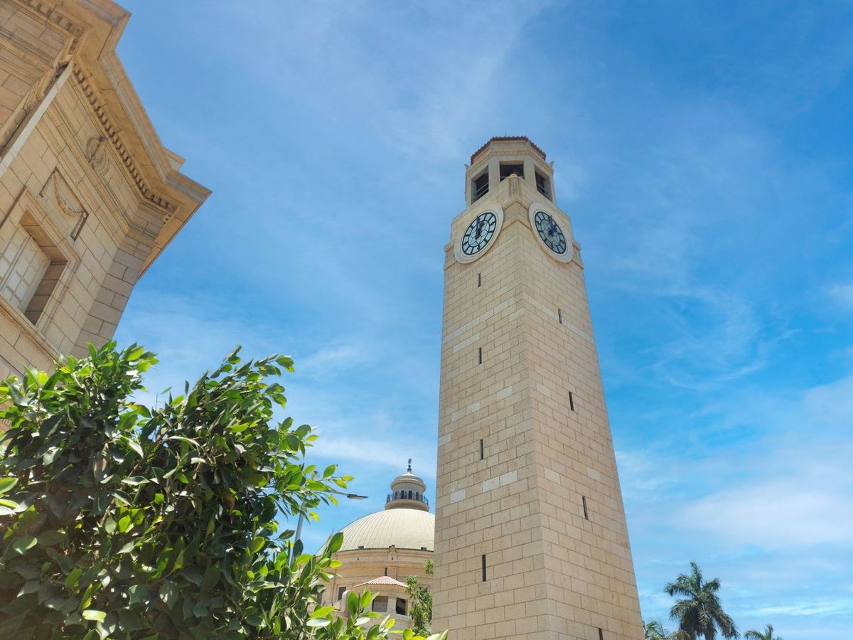 エジプトのギーザにあるカイロ大学の時計塔