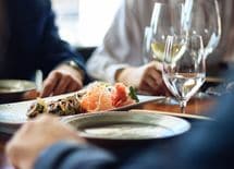 気まずい上司との食事を美味しくする方法