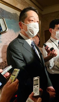 記者団の取材に応じる立憲民主党の本多平直衆院議員