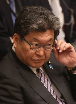 2020年3月17日、東京・国会の参院予算委員会で野党議員の質問に耳を傾ける萩生田光一文部科学大臣