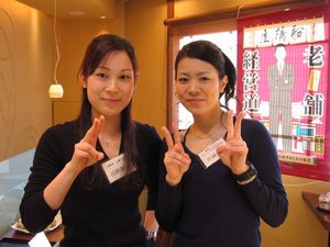 2008年、新卒採用を担当していたころの佐藤さん（右）。1つ下の後輩（左）と。写真提供＝船橋屋