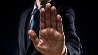 ｢予定があって無理です｣よりも何倍も効果的…｢今度も誘おう｣と思ってもらえる愛され上手の"断り方"【愛され上手の“伝え方”3選】