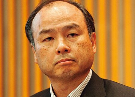 孫正義さんが所持していた世界に1つのネーム入りユニホームになります。 ソフトバンクの新ユニホームをお披露目する（左から）孫正…：孫
