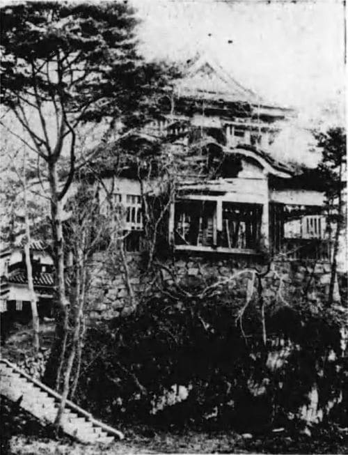 昭和14年に発行された観光本に出てくる備中松山城。壁が一部崩落し、屋根に植物が絡っている。現在は整備され、天空の城として人気を博す。