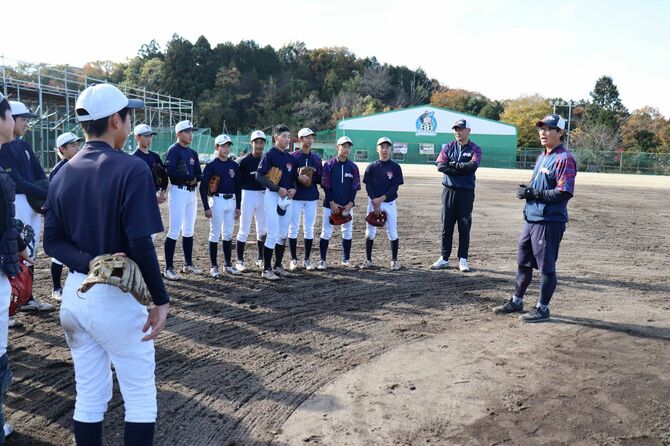 中学部の選手に話す阪長氏、左は古谷コーチ