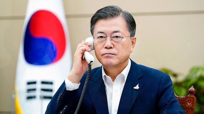 韓国の文在寅大統領がソウルの事務所で日本の菅義偉首相と電話で話をしている様子＝2020年9月24日