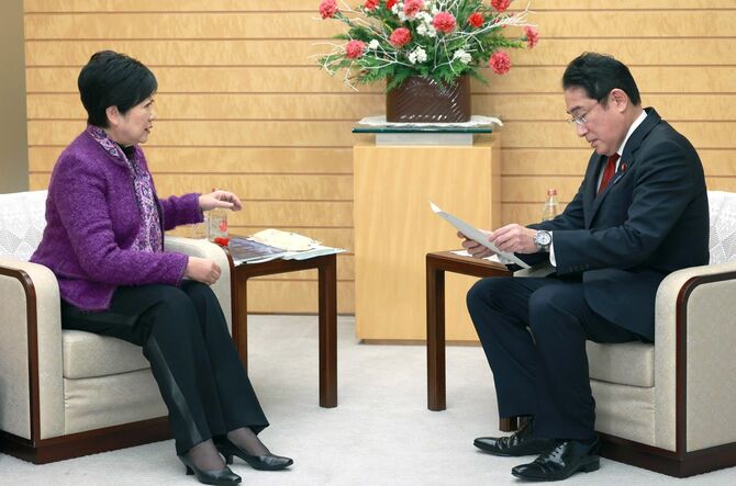 東京都の小池百合子知事（左）から新型コロナウイルス感染症対策に関する要望書を受け取る岸田文雄首相
