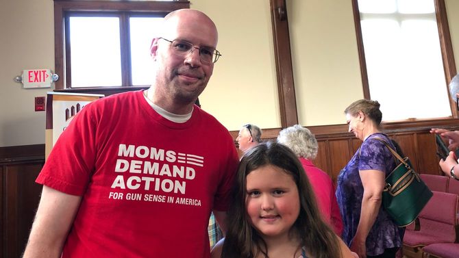 「女性大統領のほうが国にとって良いと思う」と語ってくれた銃規制を求める父と娘のペア