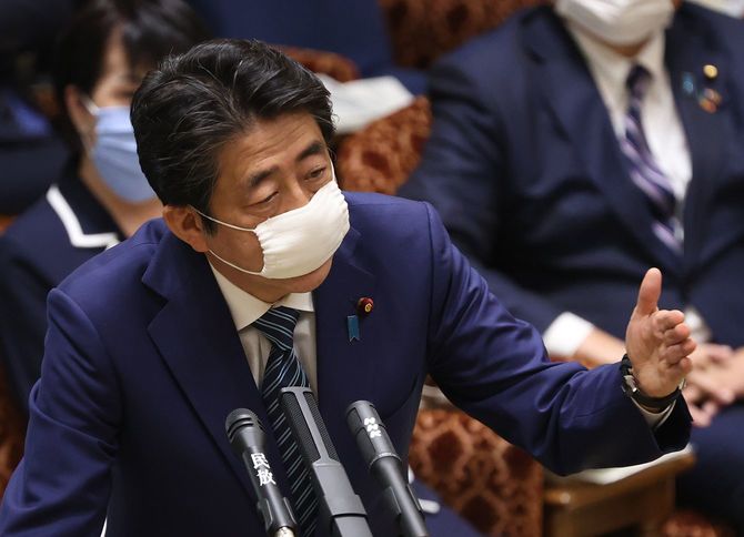 参院予算委員会で答弁する安倍晋三首相