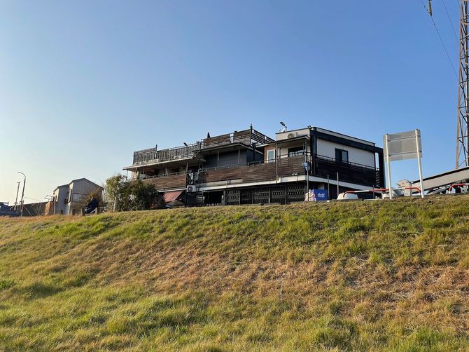 狛江市で発生した強盗殺人事件の被害者が住んでいた家。