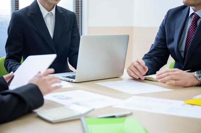 会議室でミーティングを行う社員