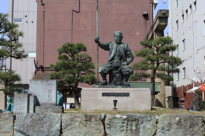 北庄城跡に立つ柴田勝家像