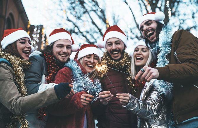 サンタ帽をかぶった楽しそうな若者たち