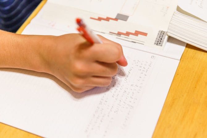 数学の問題を解く高校生の手元