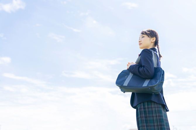 制服を着た女子学生