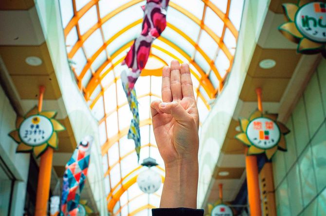 軍政に抗議する、デモが続くミャンマーで、抵抗を表すサイン。3本指を立てるのには元々「民主主義、連帯、選挙」などの意味があるという。日本でも抗議デモで使われた。写真はイメージ。(筆者撮影)