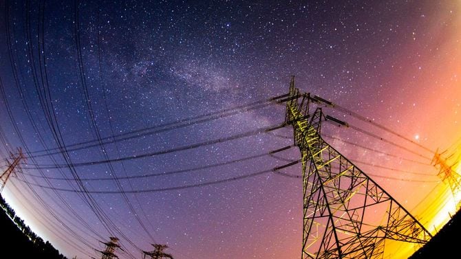 夕方の送電鉄塔