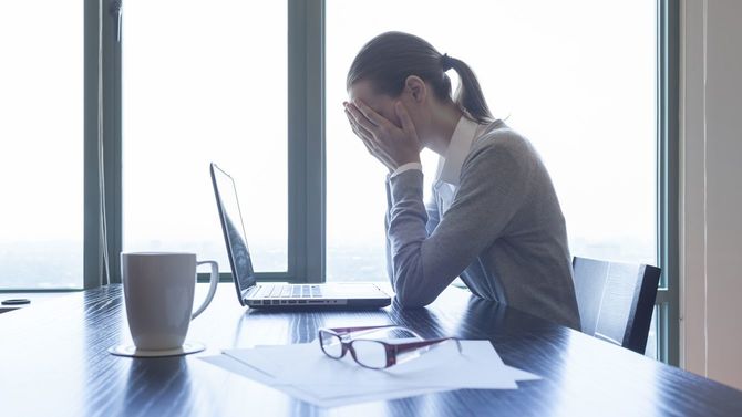 ストレスを抱えたビジネスウーマン
