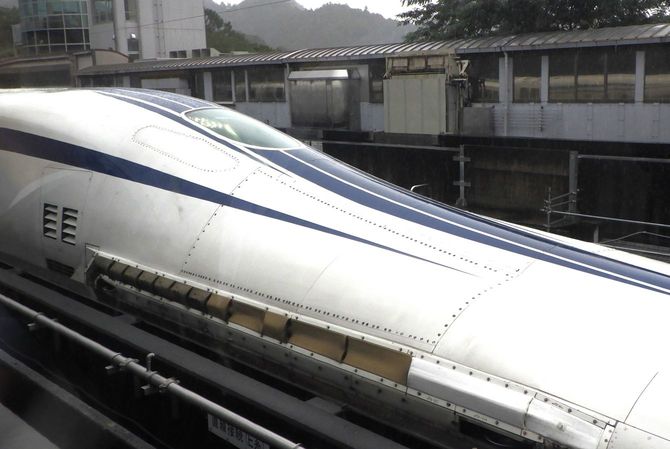 リニア車両の超電導磁石部分