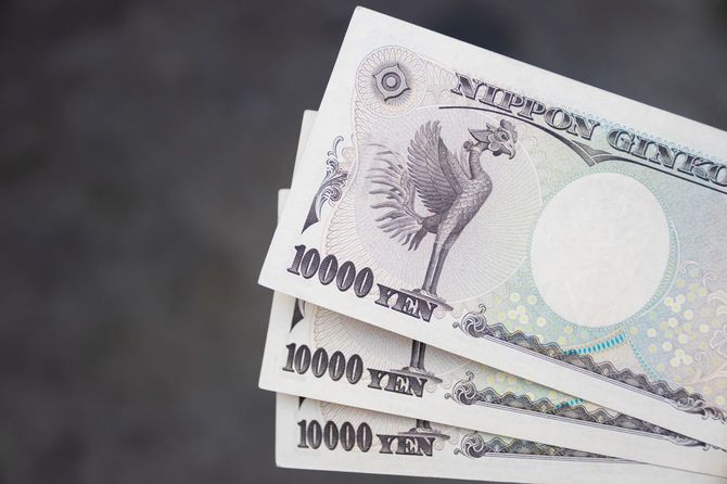 手に持った3枚の一万円札