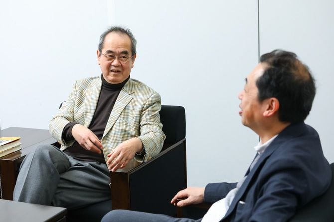 対談する原教授と御厨教授