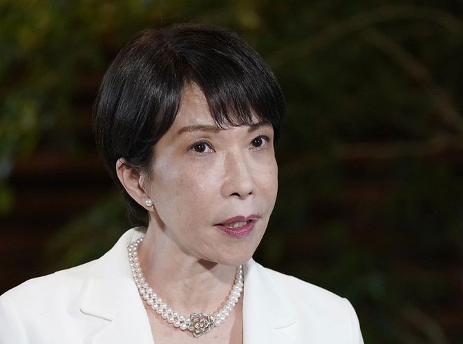 自民党総裁選での中傷動画作成疑惑に関し、記者団の取材に応じる高市早苗首相=2026年6月8日、首相官邸