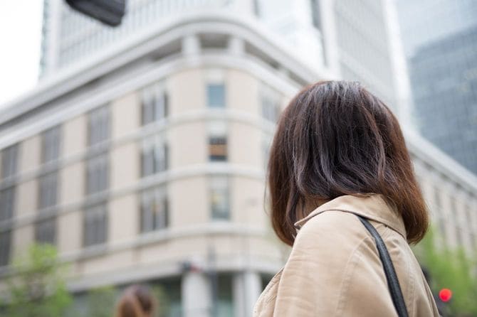 ビルを振り返る女性