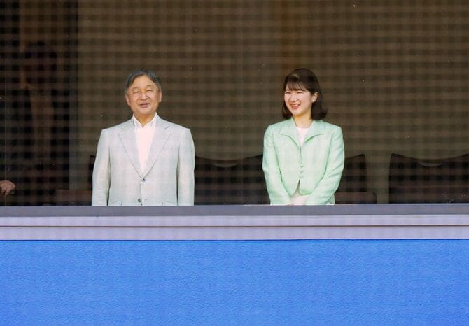 東京六大学野球春季リーグ戦の早慶戦を観戦される天皇陛下と長女愛子さま＝2026年5月31日午後、神宮球場［代表撮影］