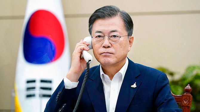 韓国の文在寅大統領がソウルの事務所で日本の菅義偉首相と電話で話をしている様子=2020年9月24日
