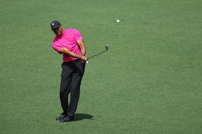 第1ラウンドの2番でショットを打つウッズ＝2022年4月7日、アメリカ・ジョージア州オーガスタ