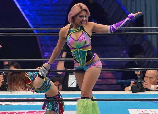 ＜新日本プロレス＞岩谷麻優（左）を攻める木村花（東京ドーム、2020年1月4日）