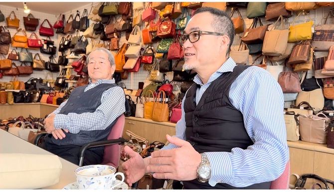 国産のものづくりにこだわってきた経緯を振り返る桝本武典社長（右）と禎昭会長