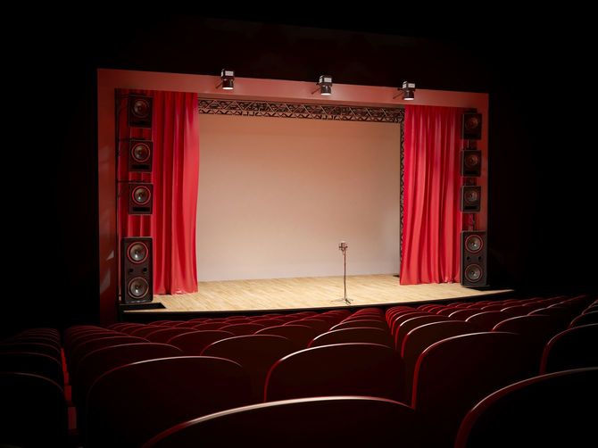 ステージ中央にはマイクが1本だけ立っている