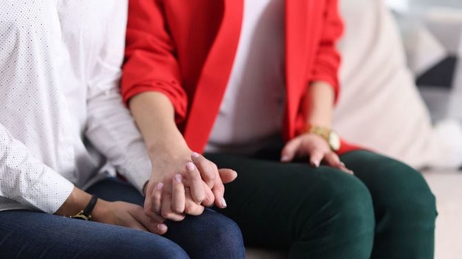 しっかりと手を握る2人の女性