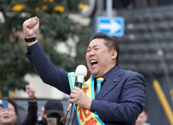 兵庫県知事選挙が告示され、第一声を上げる政治団体「NHKから国民を守る党」党首の立花孝志氏＝2024年10月31日、神戸市中央区