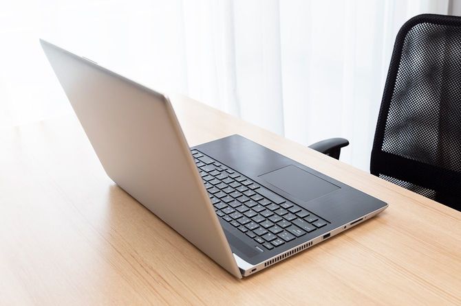 机の上のノートパソコン