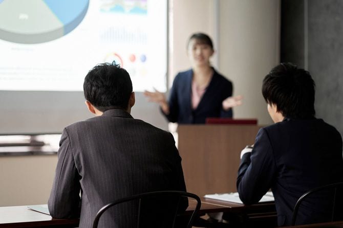 講演を聞くビジネスパーソンたち